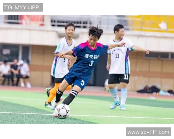 激情四溢的笼式足球赛展现年轻人的活力与团队精神